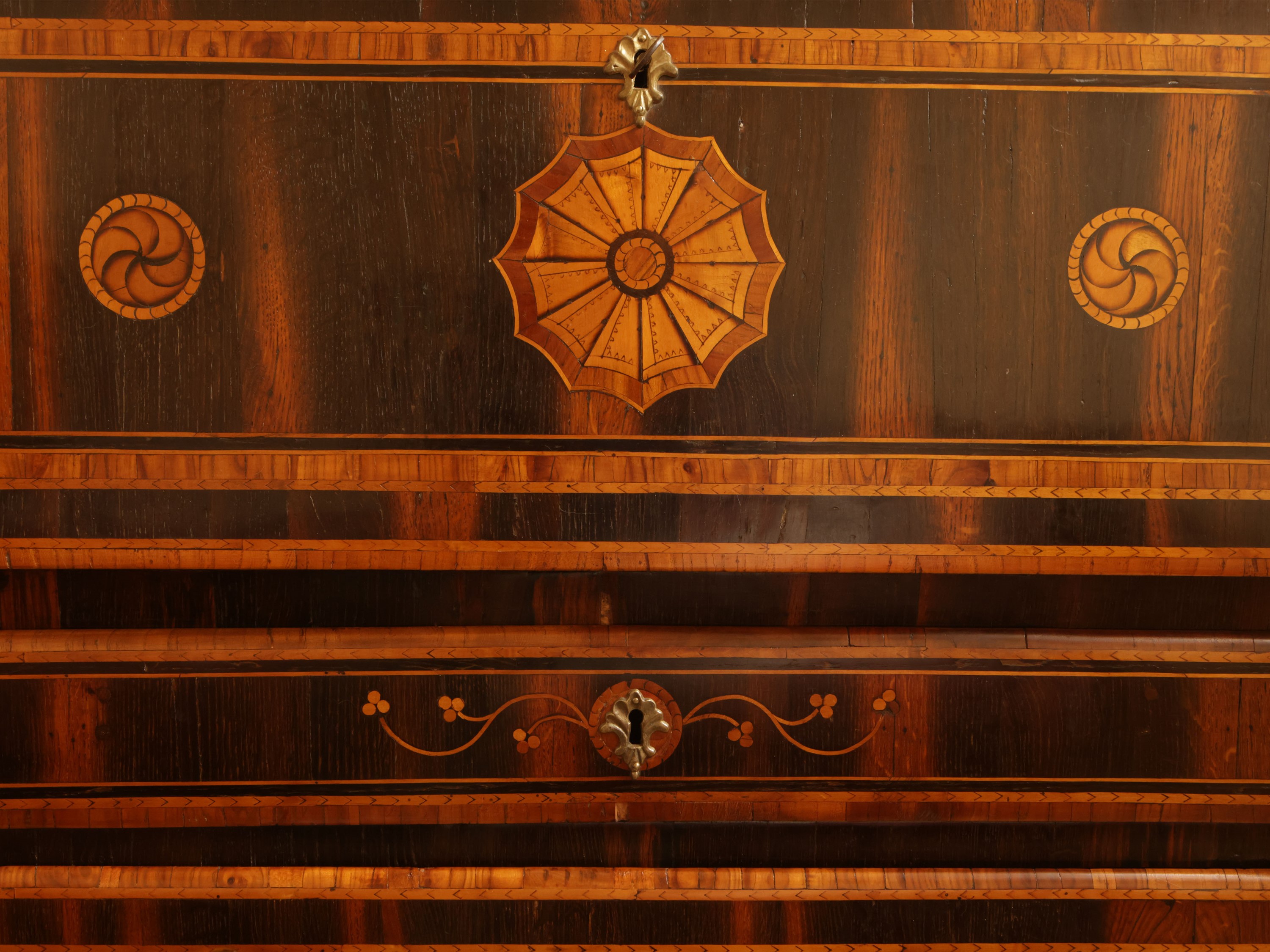 Cassettone a ribalta impiallacciato in varie qualità di mogano