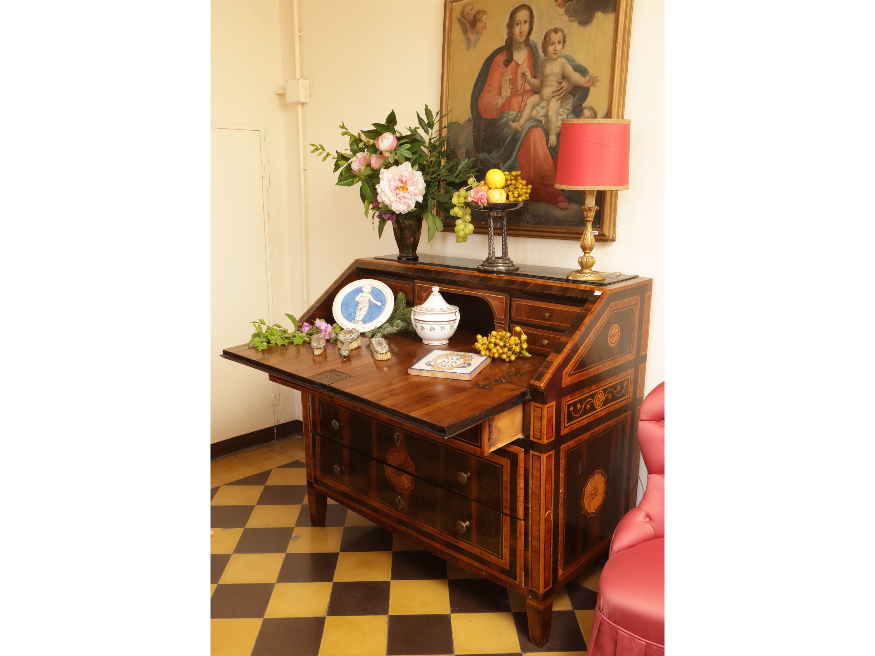 Cassettone a ribalta impiallacciato in varie qualità di mogano