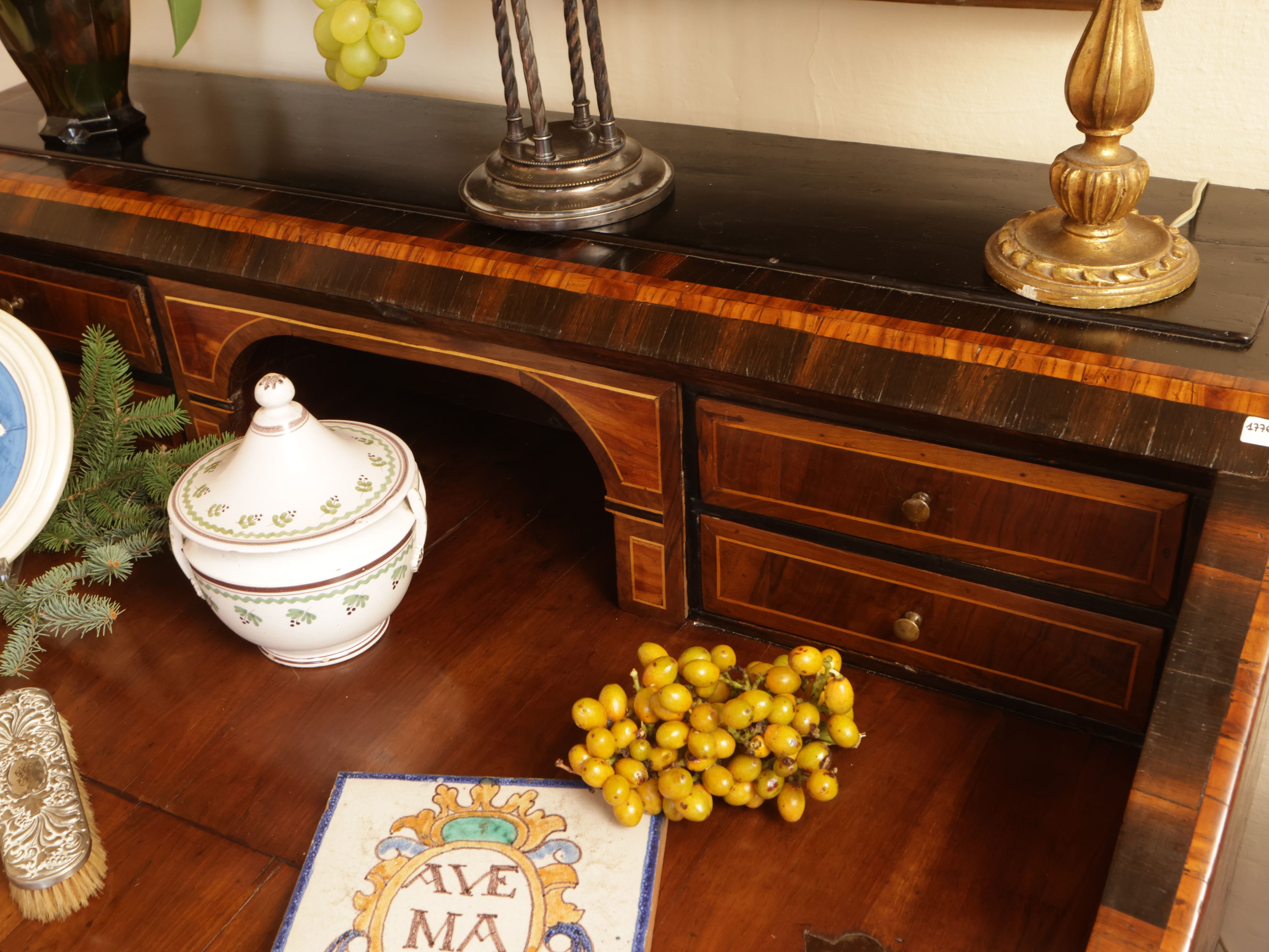 Cassettone a ribalta impiallacciato in varie qualità di mogano