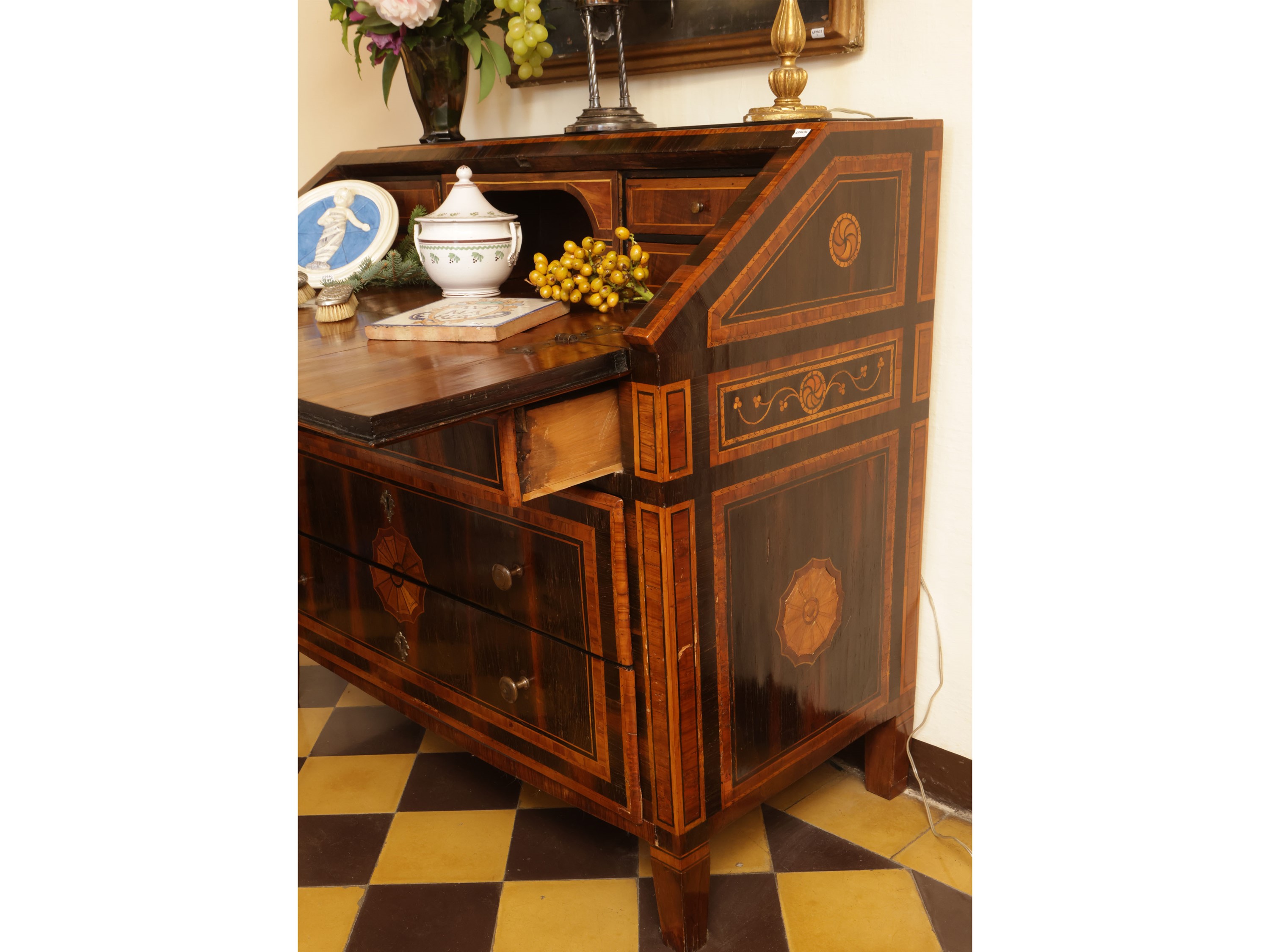 Cassettone a ribalta impiallacciato in varie qualità di mogano