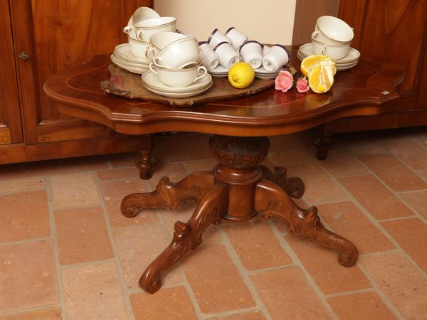 Tavolino basso da salotto in noce  - Asta Un villino a Crema: una raccolta di pittura dell'Ottocento - Maison Bibelot - Casa d'Aste Firenze - Milano