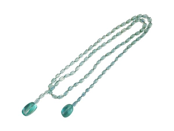 Lunga collana aperta
