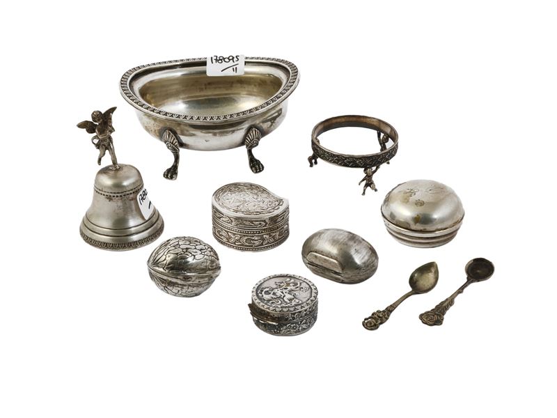 Collezione di ninnoli in argento