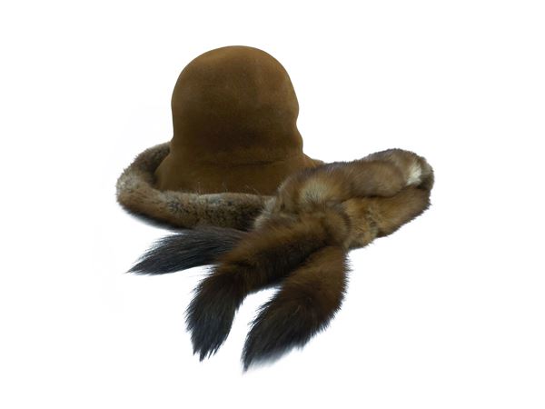 Cappello a cloche in panno con bordura in visone