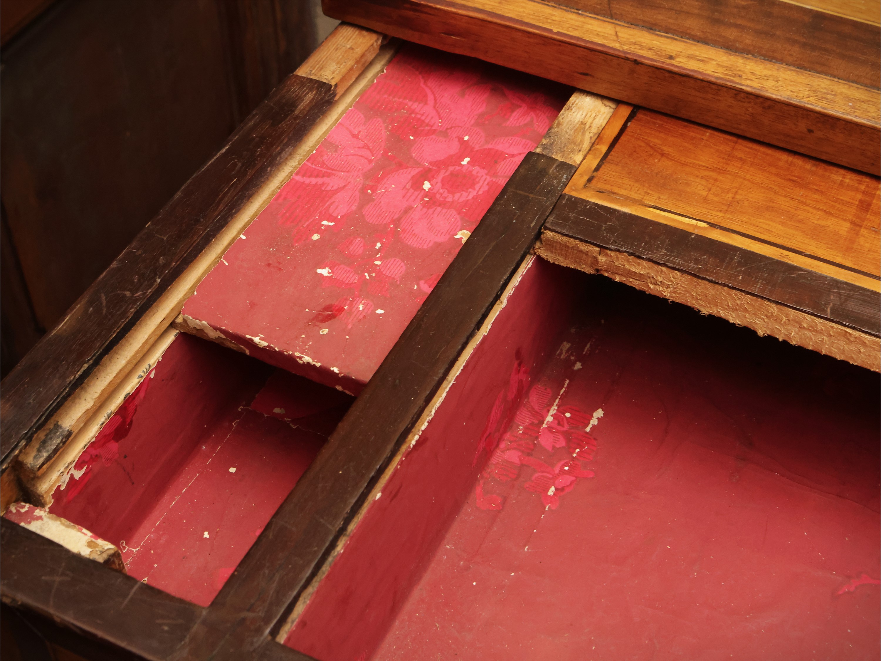 Toilette da signora, impiallacciata in noce e varie essenze, fine XVIII secolo