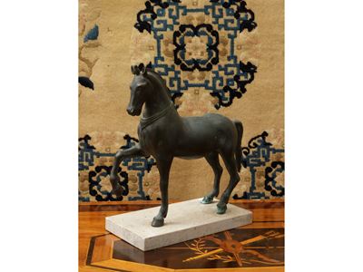 Scultore del XX secolo, Cavallo in bronzo su base in marmo