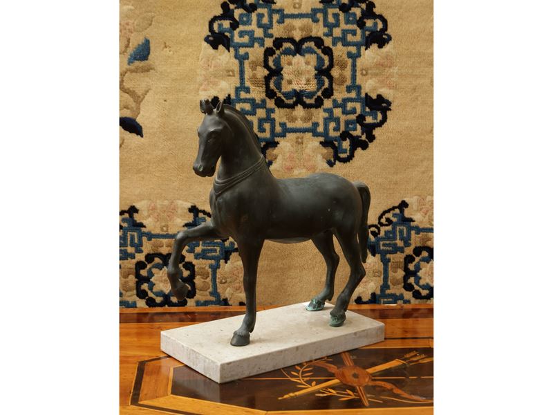 Scultore del XX secolo, Cavallo in bronzo su base in marmo