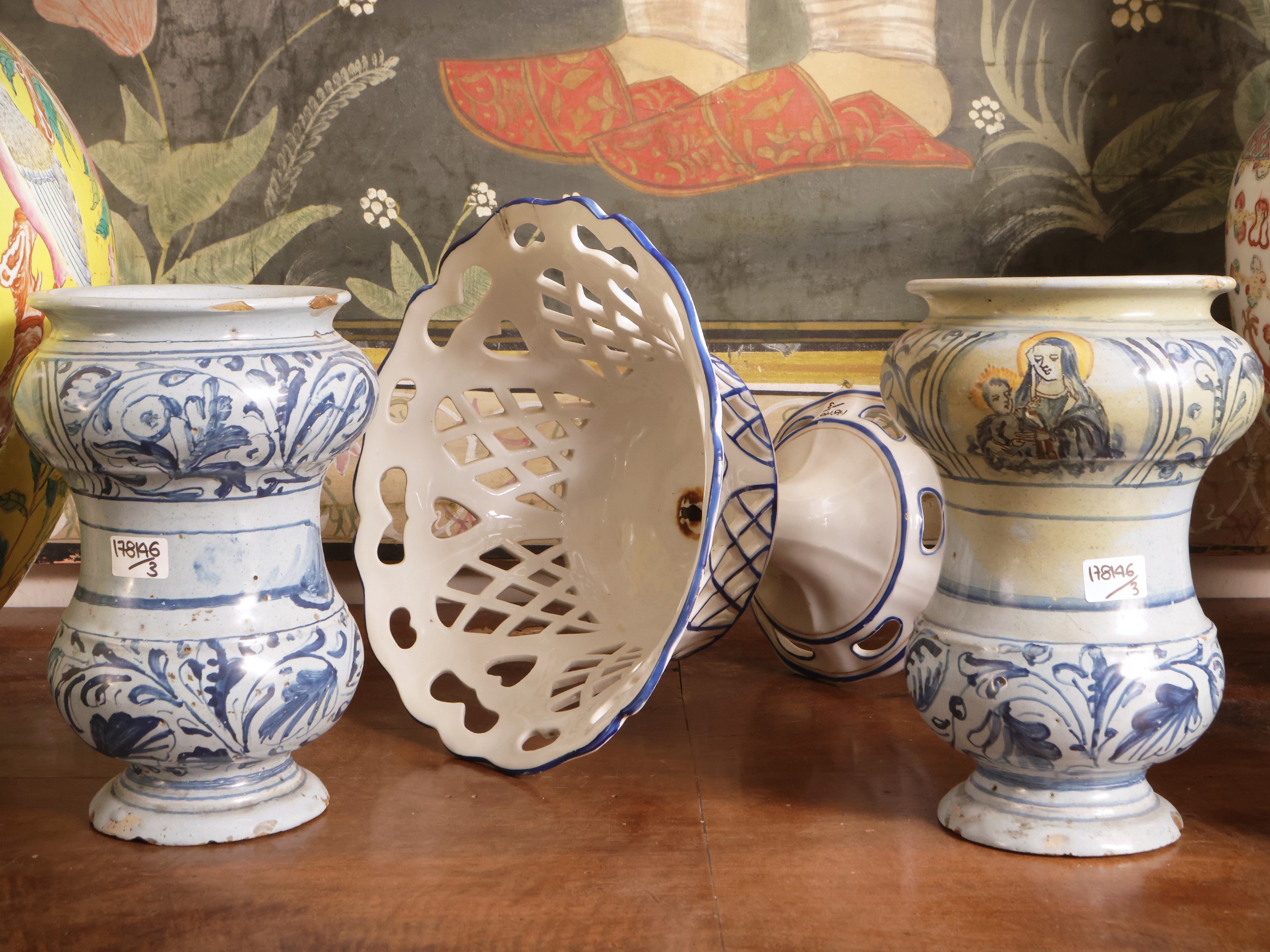 Coppia di Albarelli da Farmacia in Maiolica