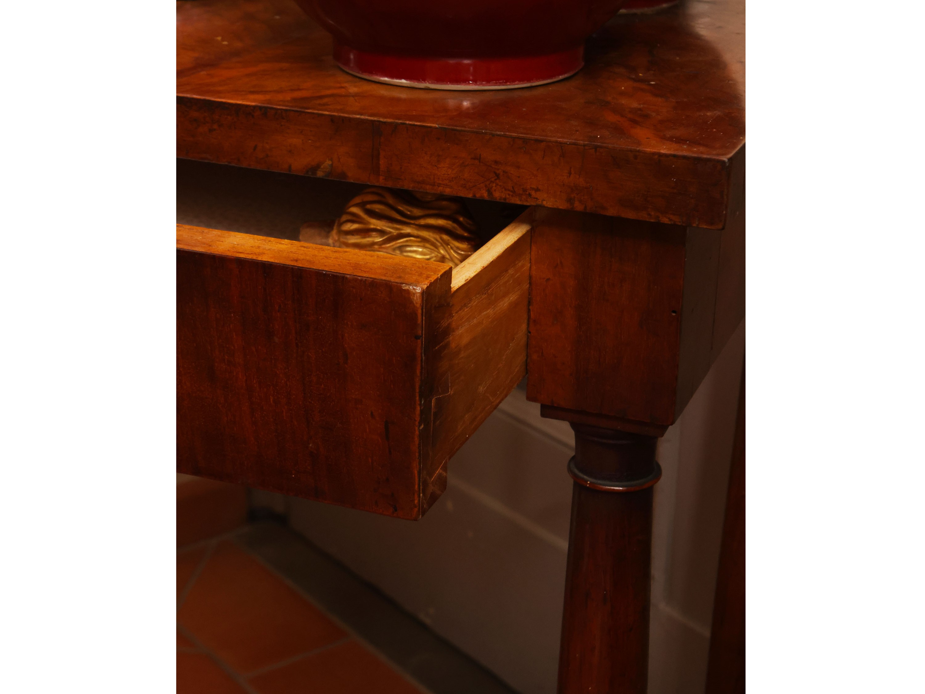 Toscana, prima metà del XIX secolo, Toilette impiallacciata in piuma di noce con specchiera ottag...