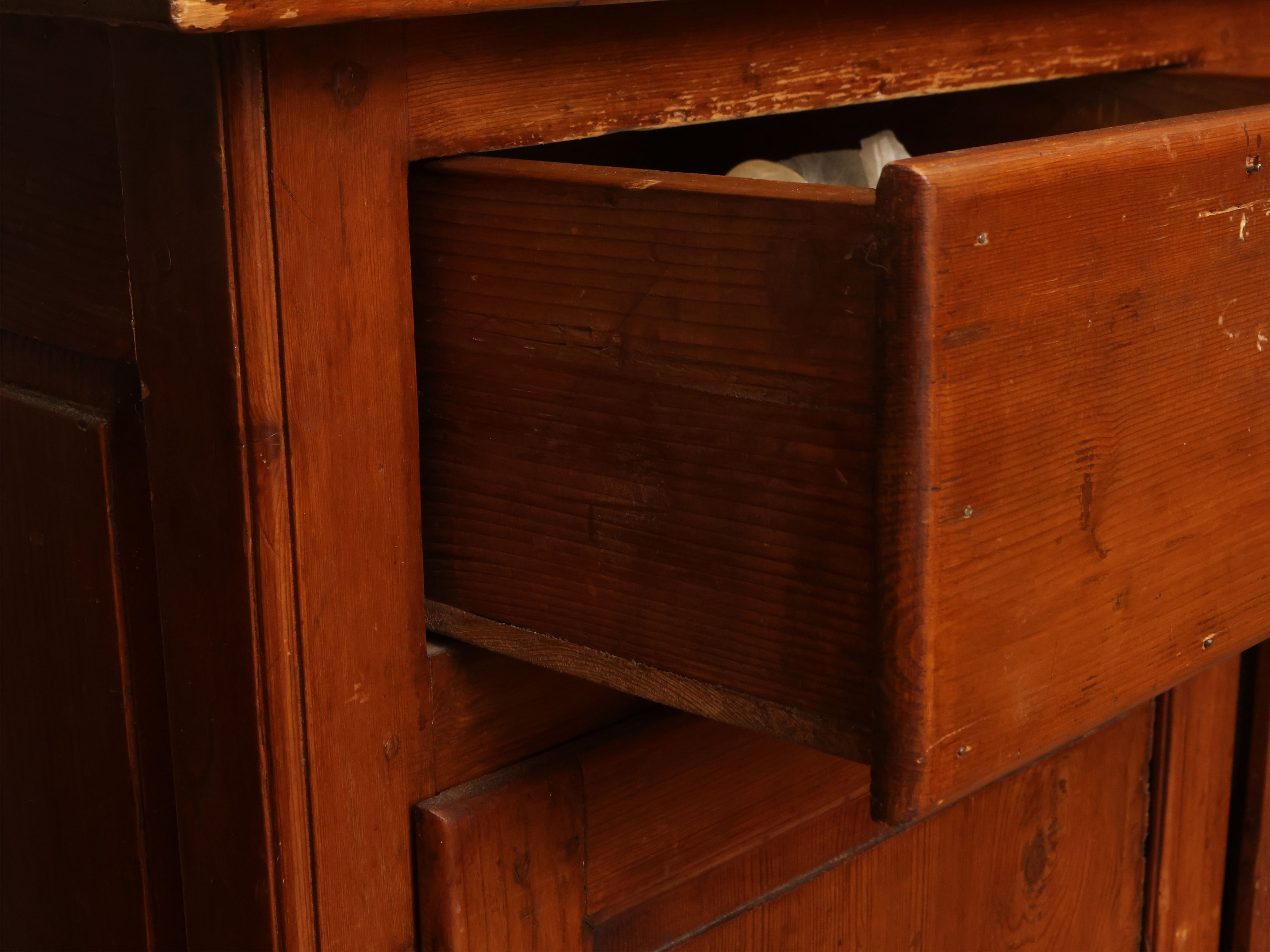 Credenza rustica, fine del XIX secolo, legno tenero