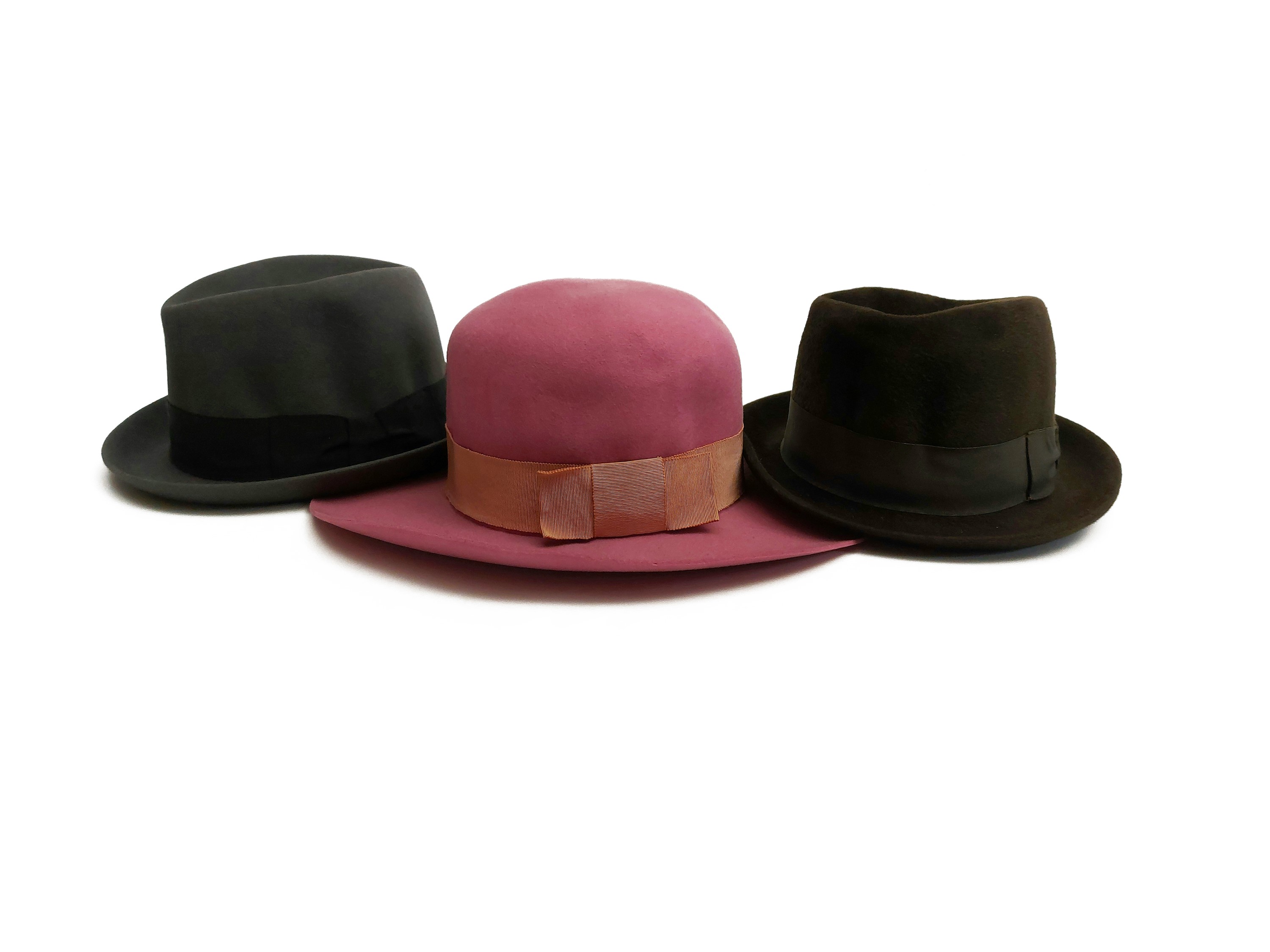 Lotto di tre cappelli, including due modello Trilby di Mossant, Paris