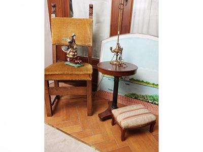 Pannello centinato con paesaggio lacustre, lucerna fiorentina in ottone e sedia rinascimentale co...