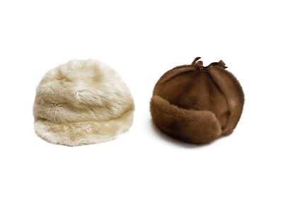 Due cappelli in pelliccia di visone, uno marrone e uno bianco con visiera
