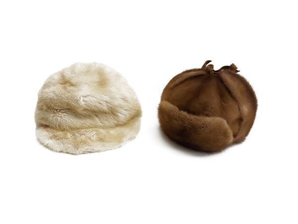 Due cappelli in pelliccia di visone