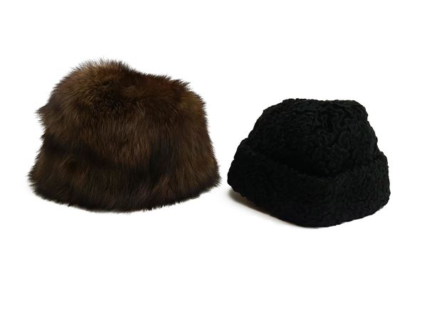 Due cappelli in pelliccia
