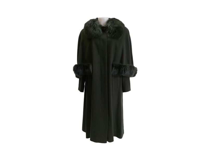 Steinbock, Loden con mantella con bordure e collo in volpe verde
