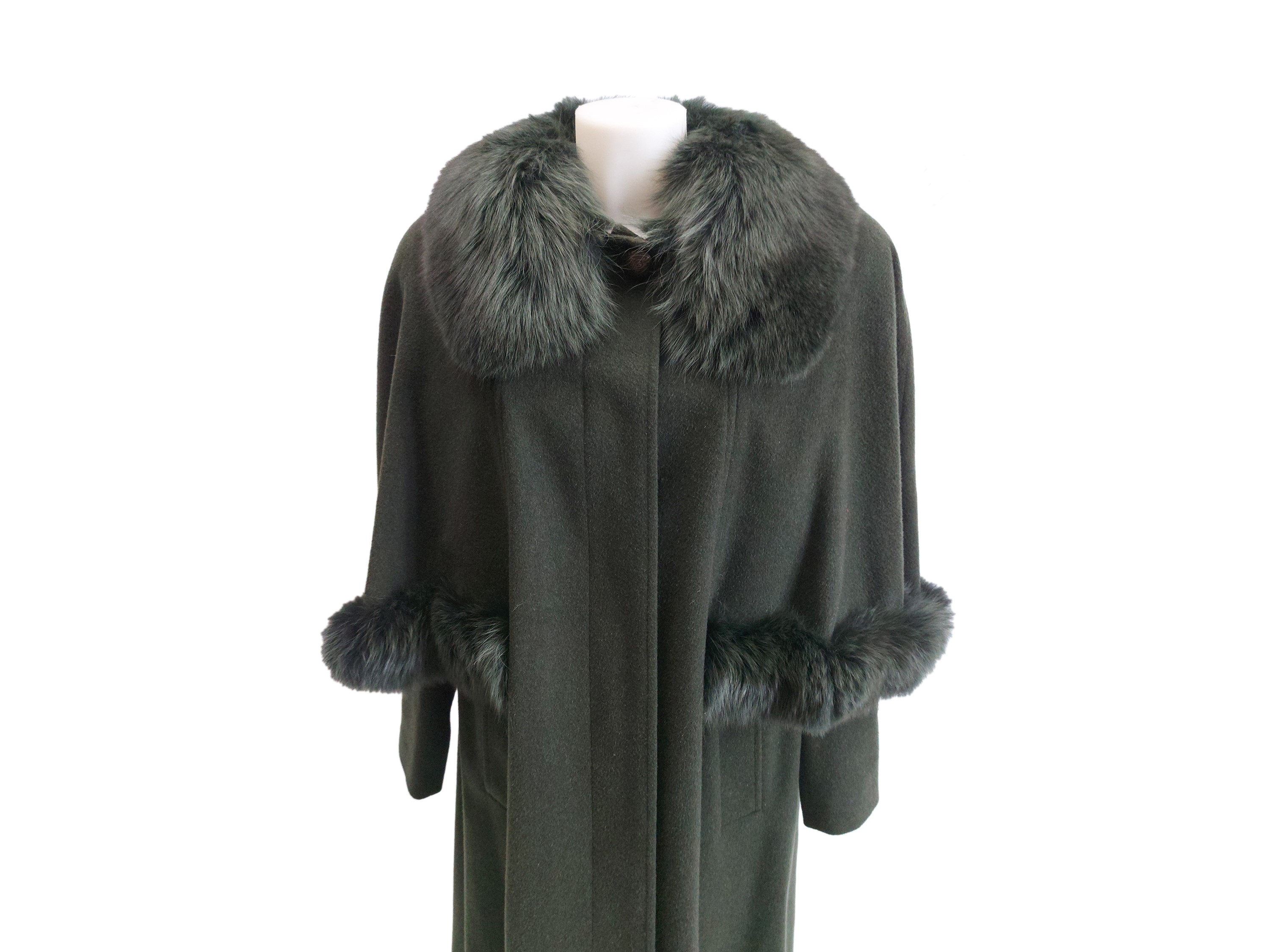Steinbock, Loden con mantella con bordure e collo in volpe verde