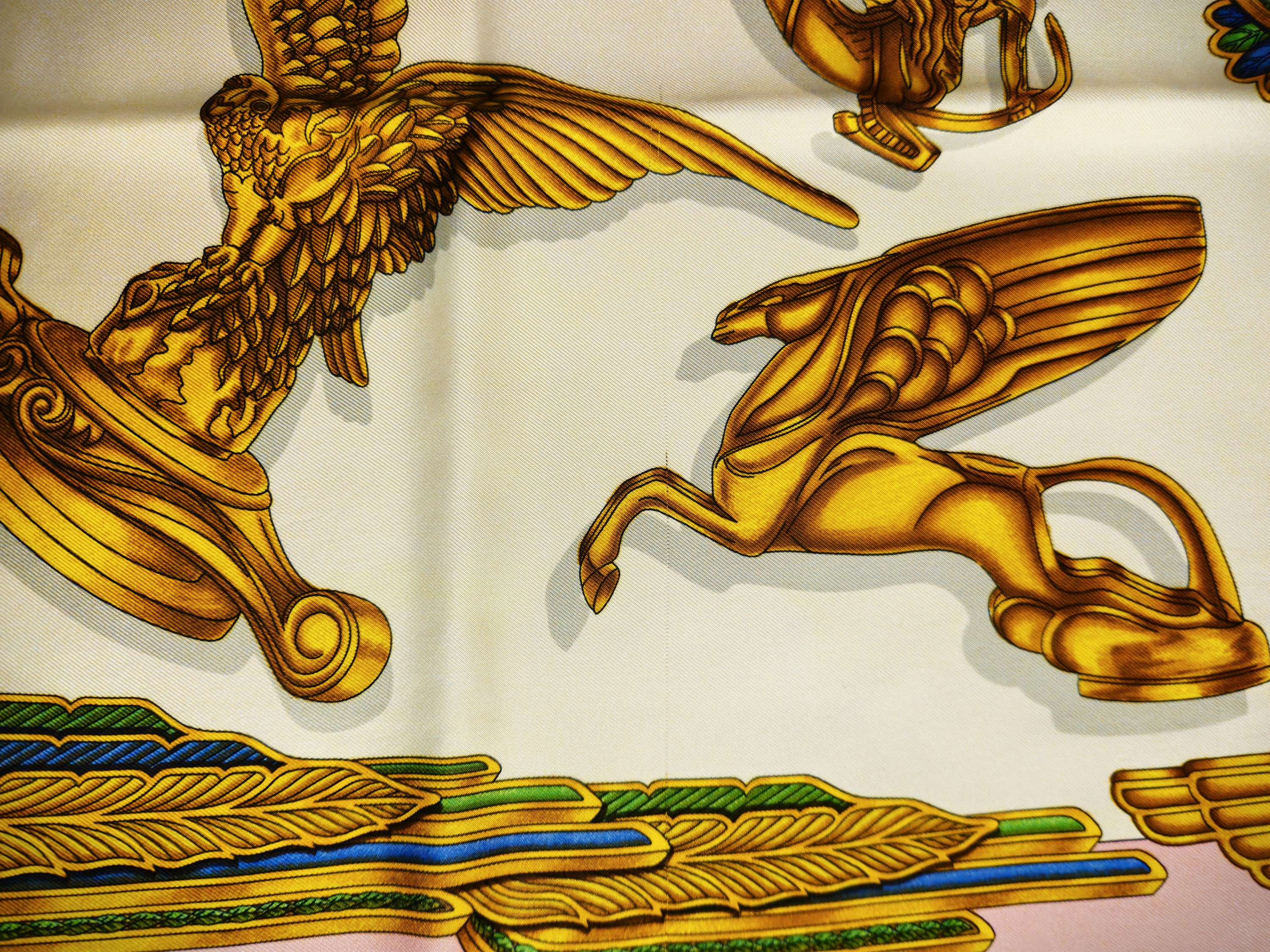 Hermès - Foulard in seta "Les parures du vent"