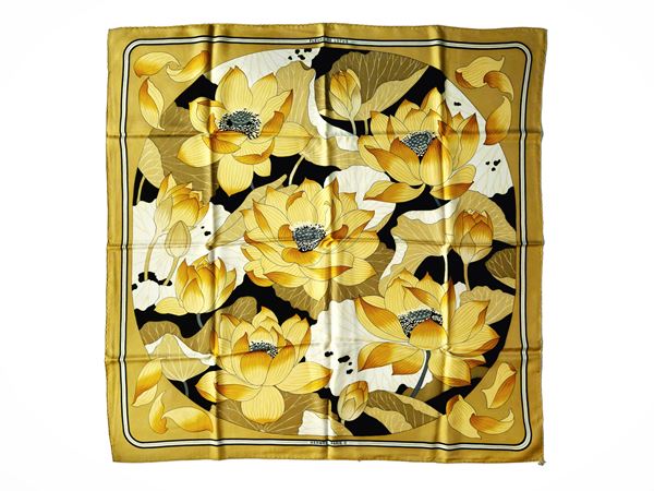 Hermès - Foulard in seta "Fleurs de lotus"