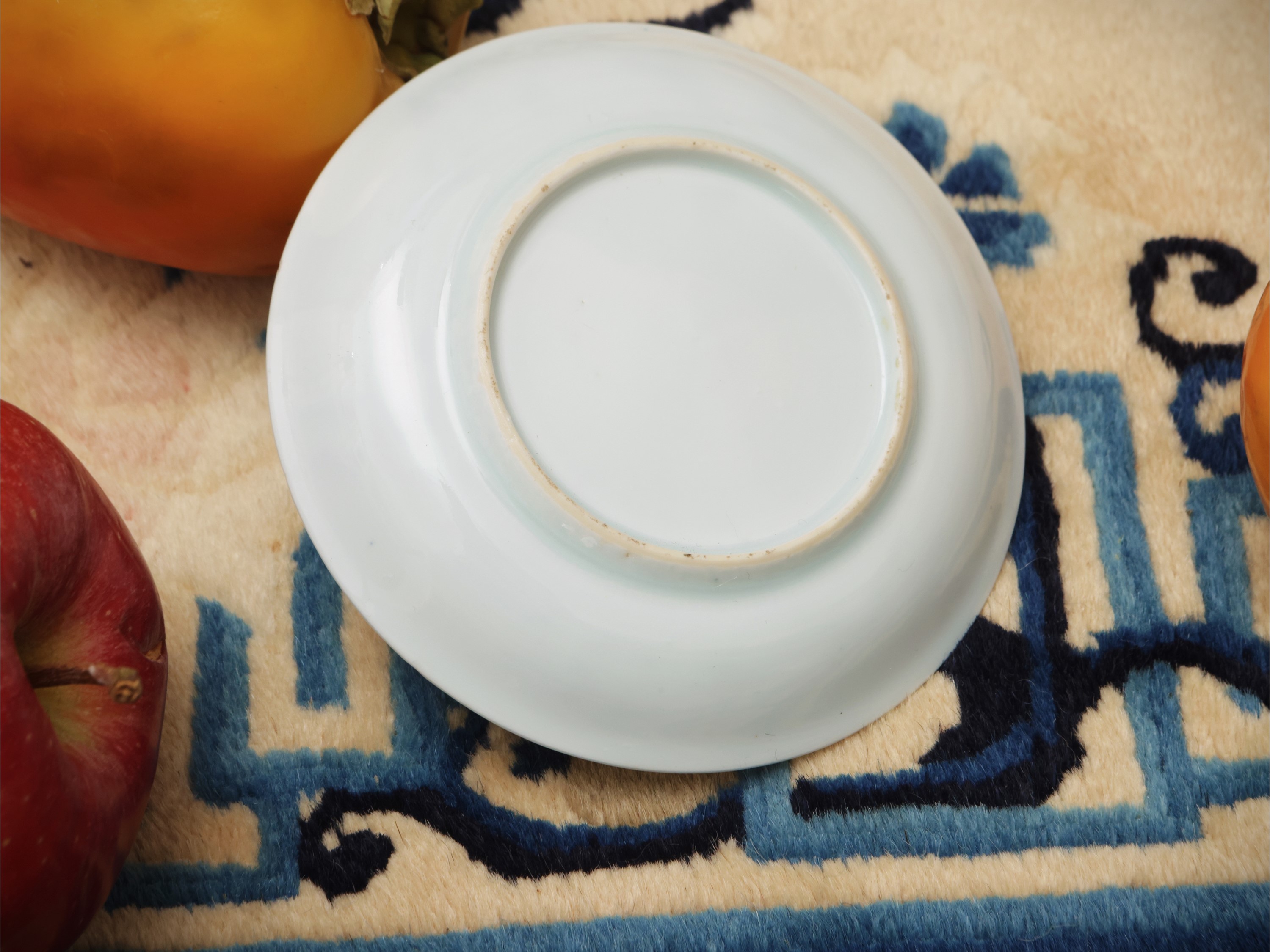Piattino in porcellana bianco blu, Cina, dinastia Qing, periodo Kangxi (1662–1722)