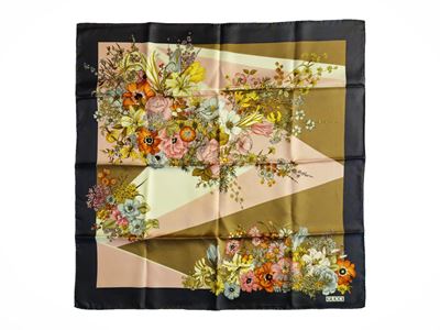 Gucci, Foulard in seta a motivo floreale, cm 86x89