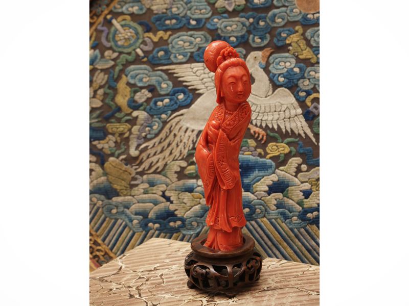Figura femminile in corallo rosso, Cina, sec. XIX