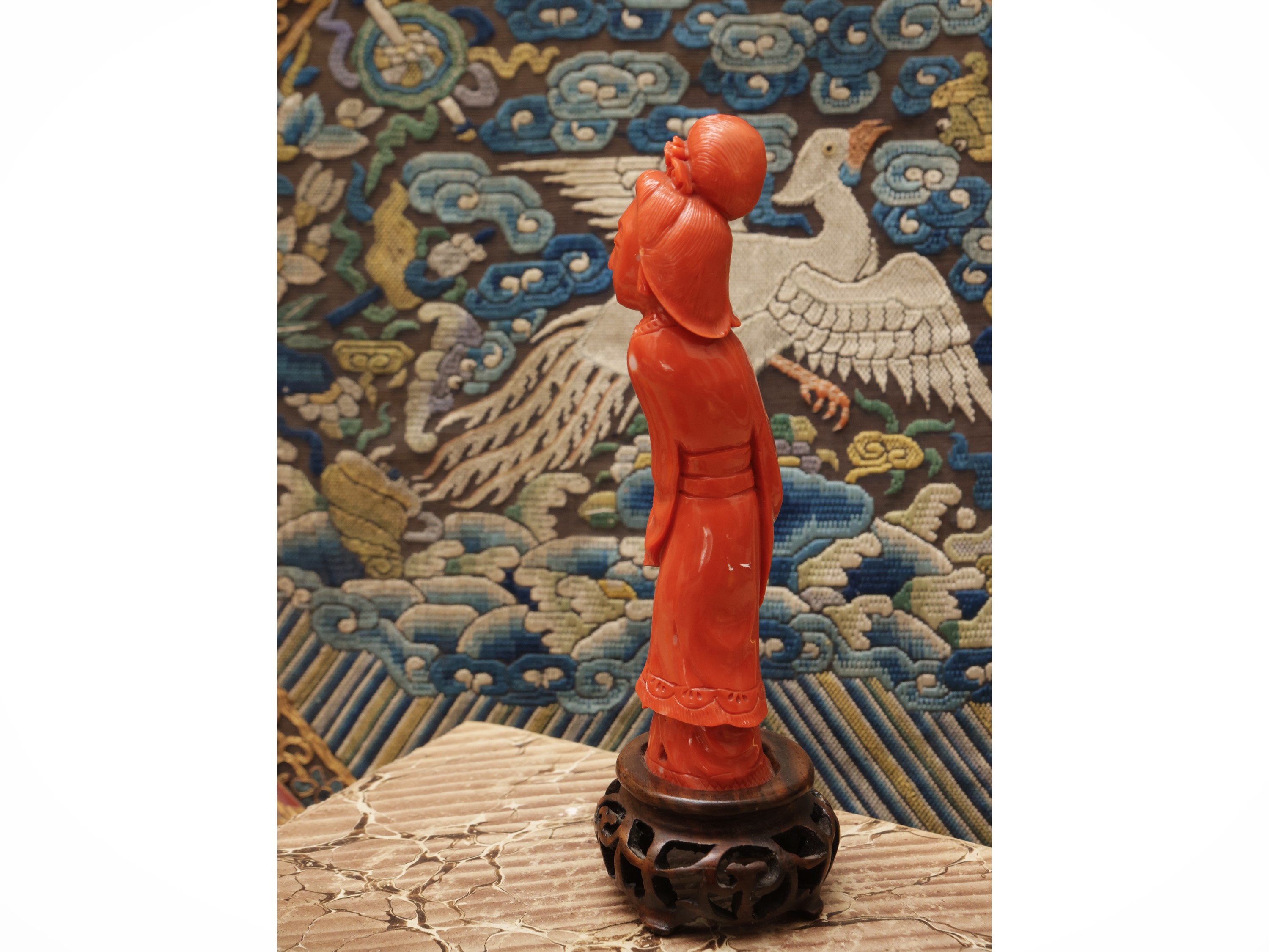Figura femminile in corallo rosso, Cina, sec. XIX