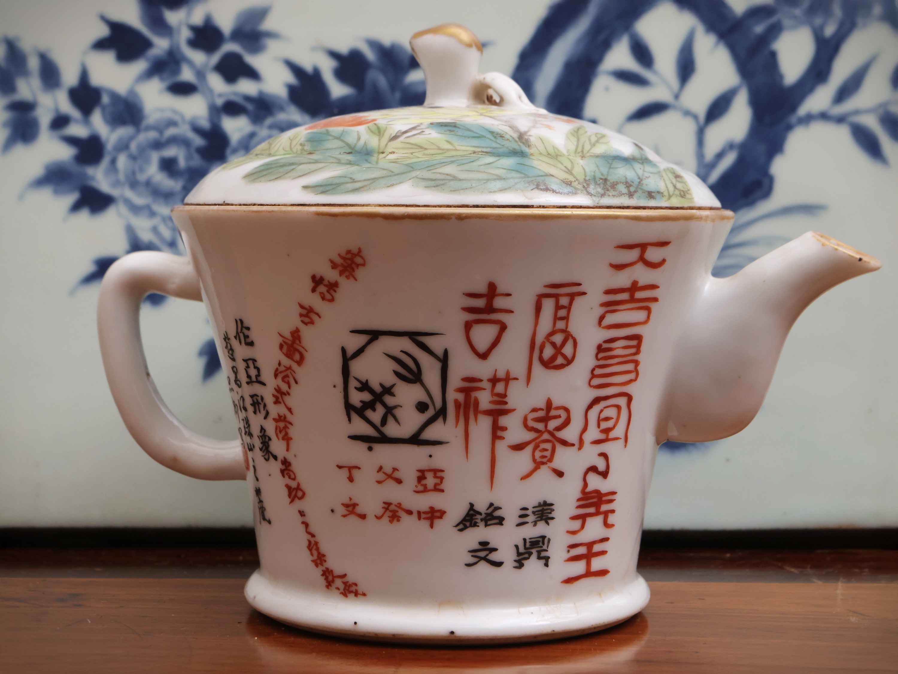 Teiera in porcellana famiglia rosa con iscrizione “Jin Pinqing"