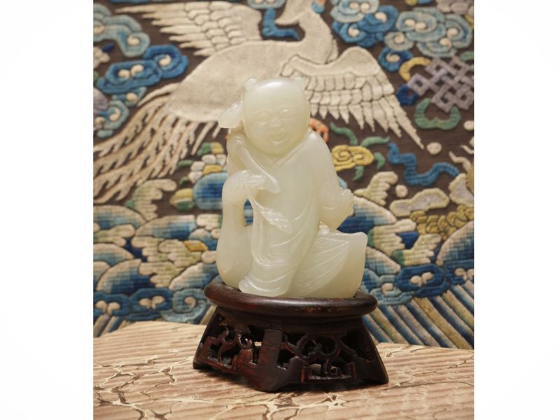 Intaglio in giada bianca raffigurante un bambino con oca e ruyi, Cina, sec. XVIII–XIX