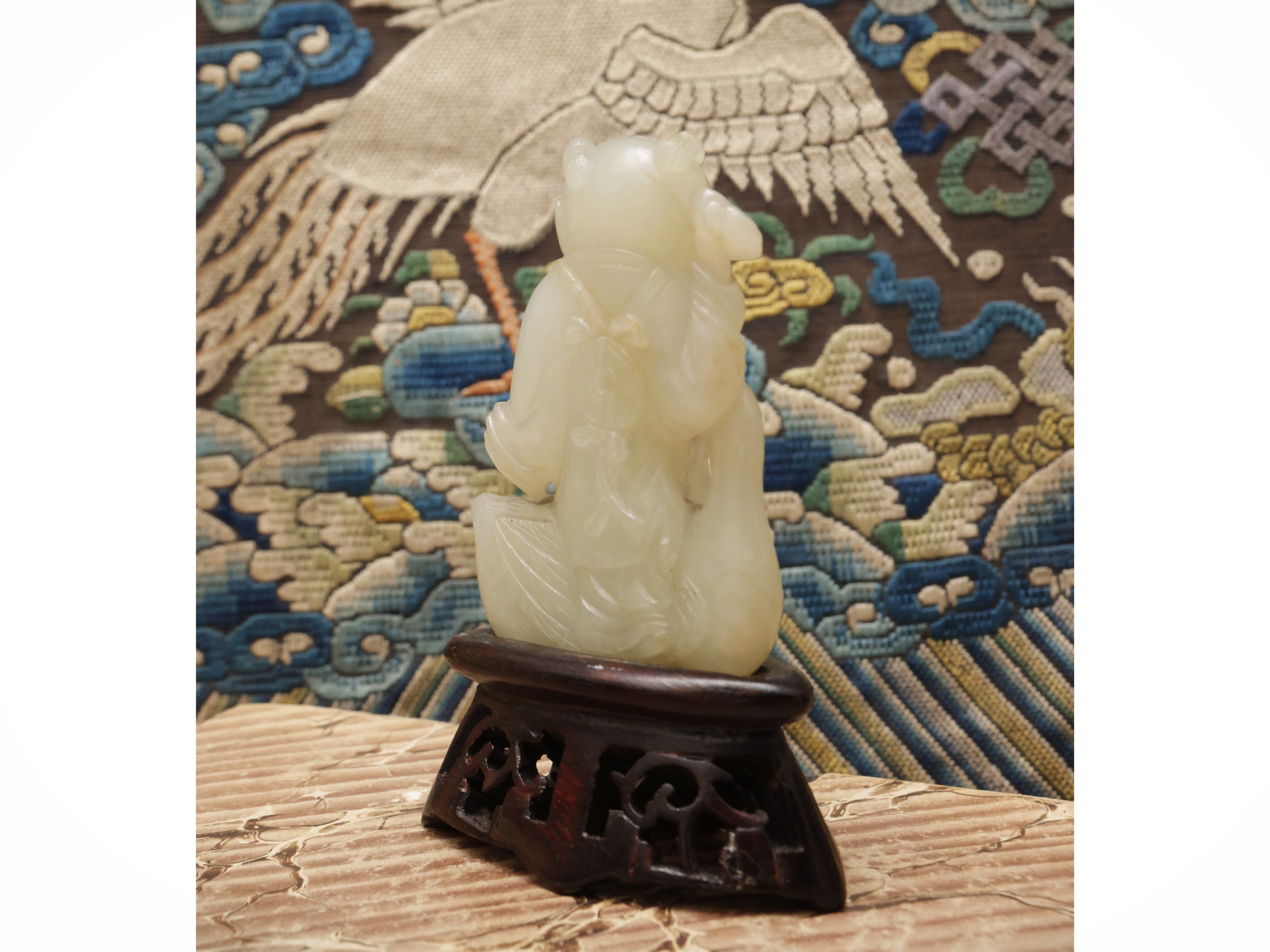 Intaglio in giada bianca raffigurante un bambino con oca e ruyi, Cina, sec. XVIII–XIX