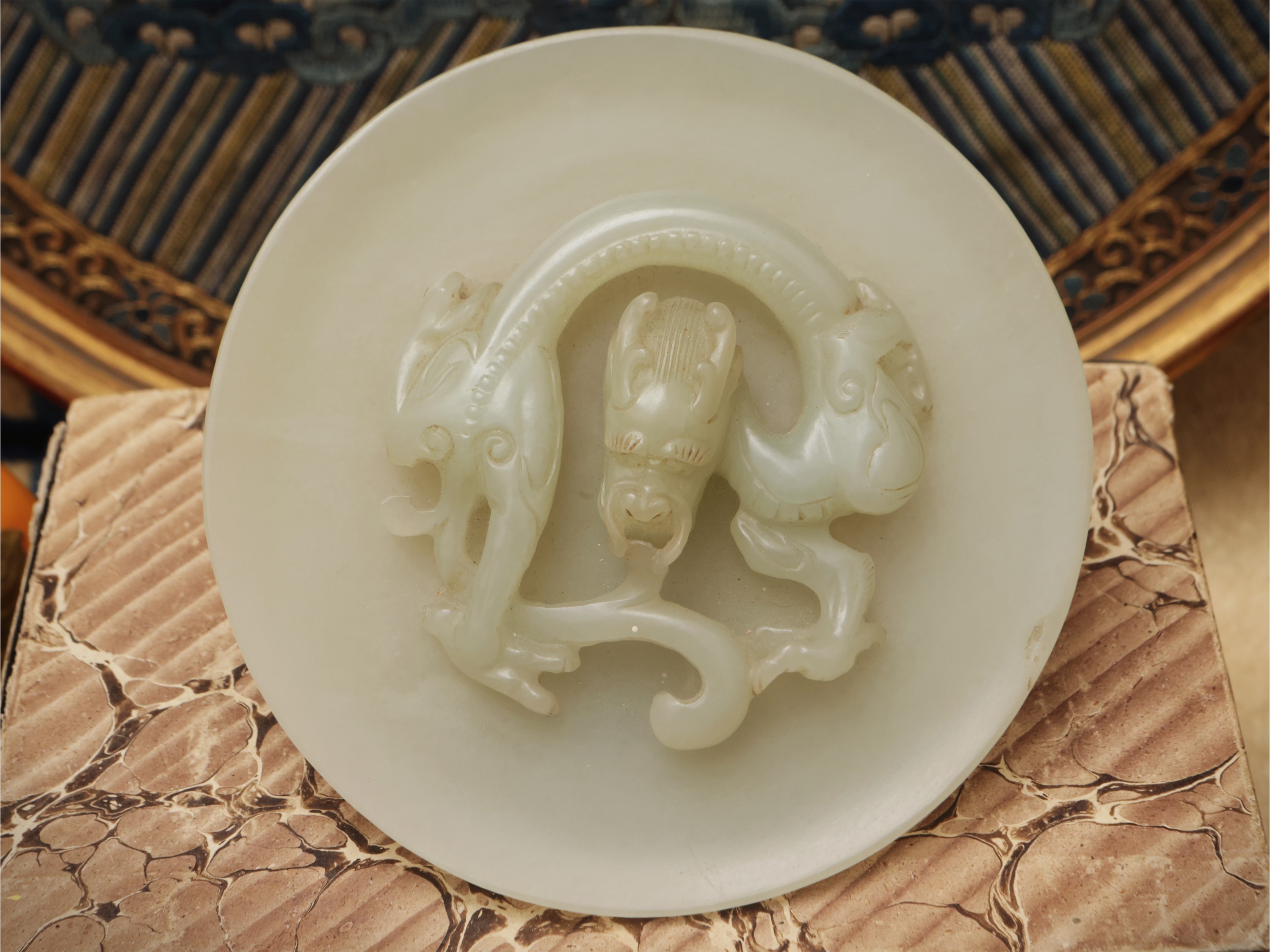 Vaschetta da studio in giada bianca a motivo di drago (“pen washer”), Cina, sec. XVIII–XIX