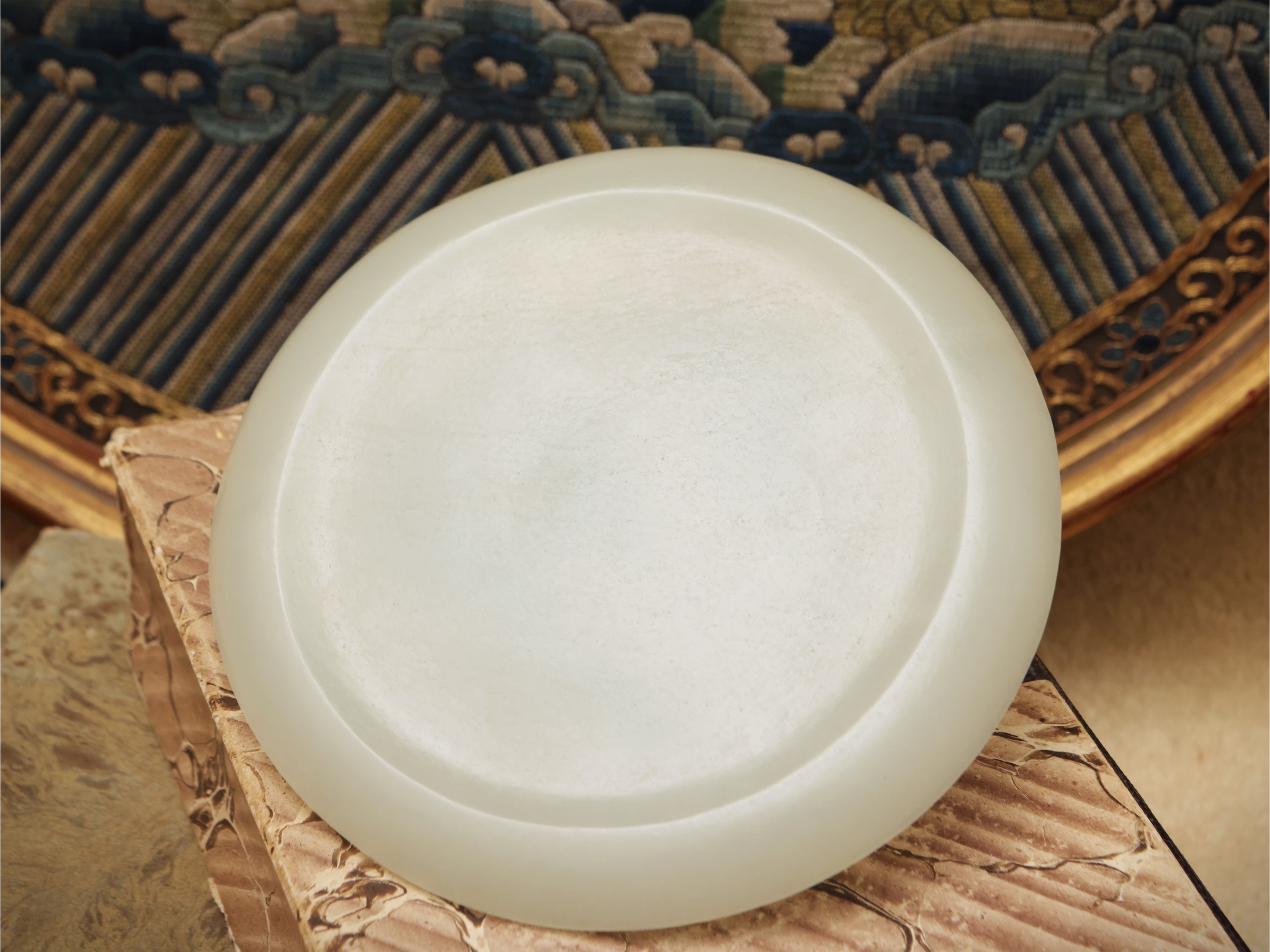 Vaschetta da studio in giada bianca a motivo di drago (“pen washer”), Cina, sec. XVIII–XIX