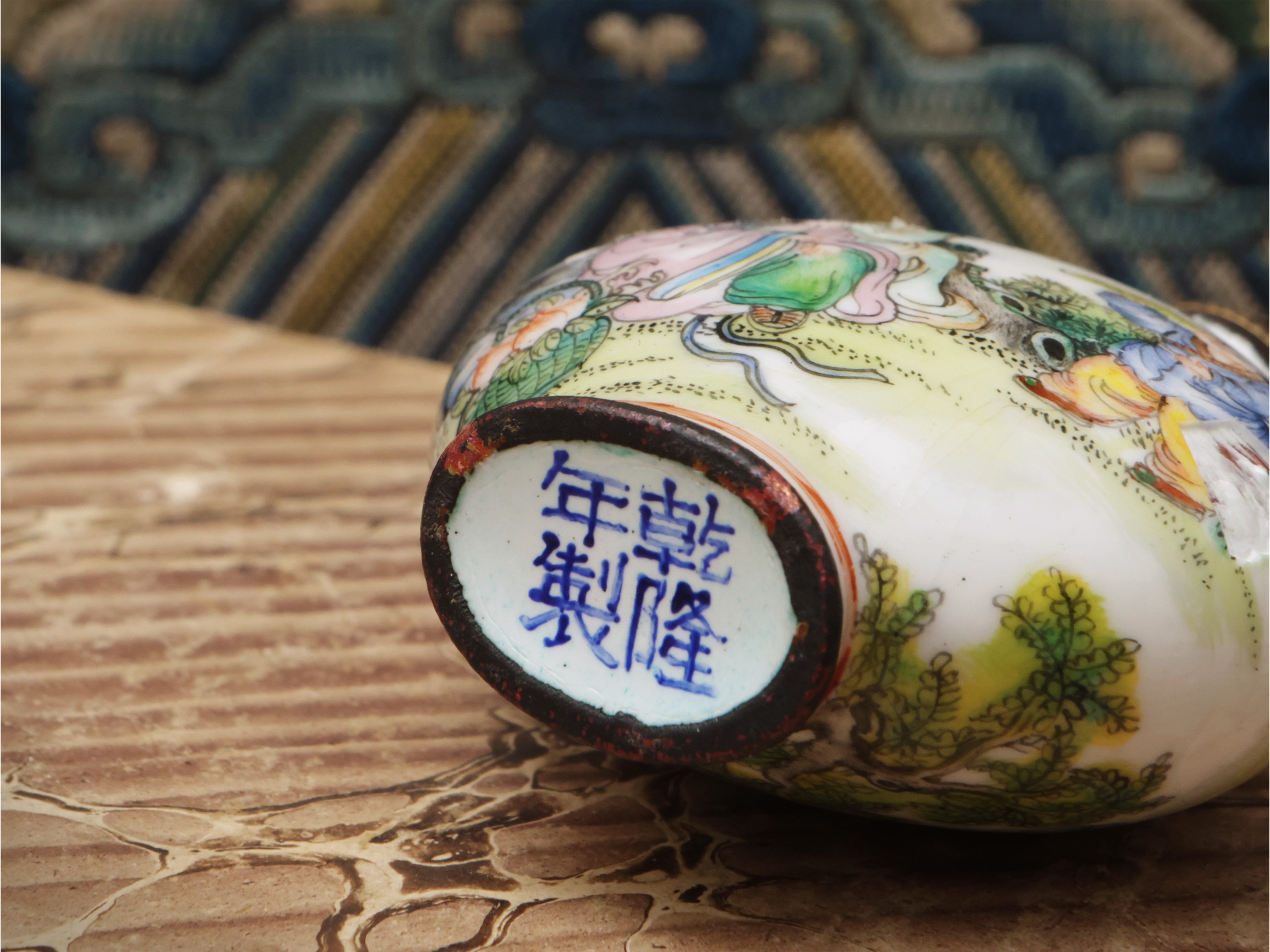 Cina, Bottiglia per tabacco in smalto su rame con marchio Qianlong nian zhi