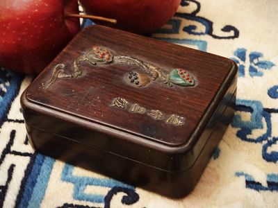 Scatola rettangolare in legno duro, Cina, Dinastia Qing, XIX secolo, decorata con rilievo