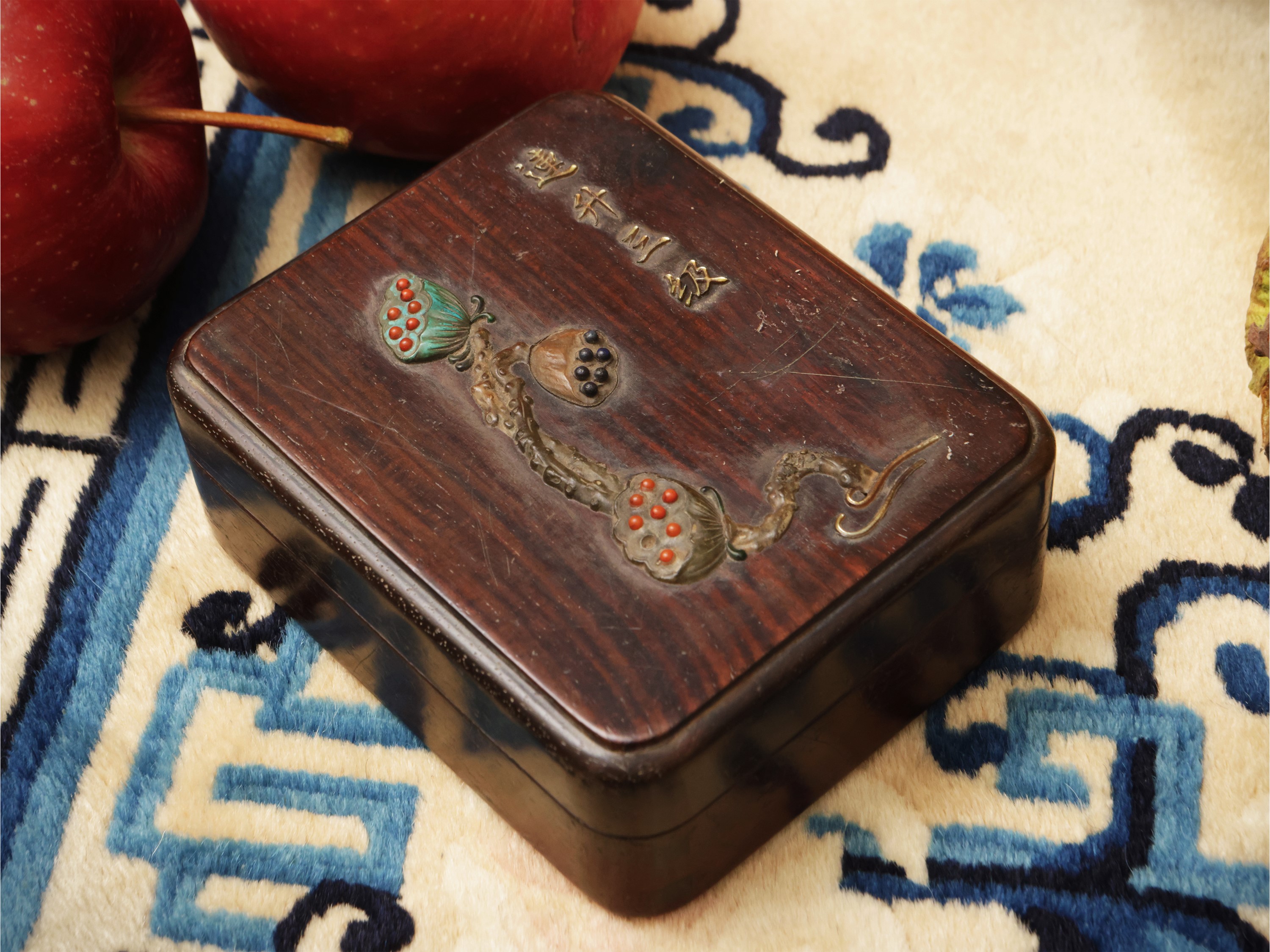 Scatola rettangolare in legno duro, Cina, Dinastia Qing, XIX secolo, decorata con rilievo