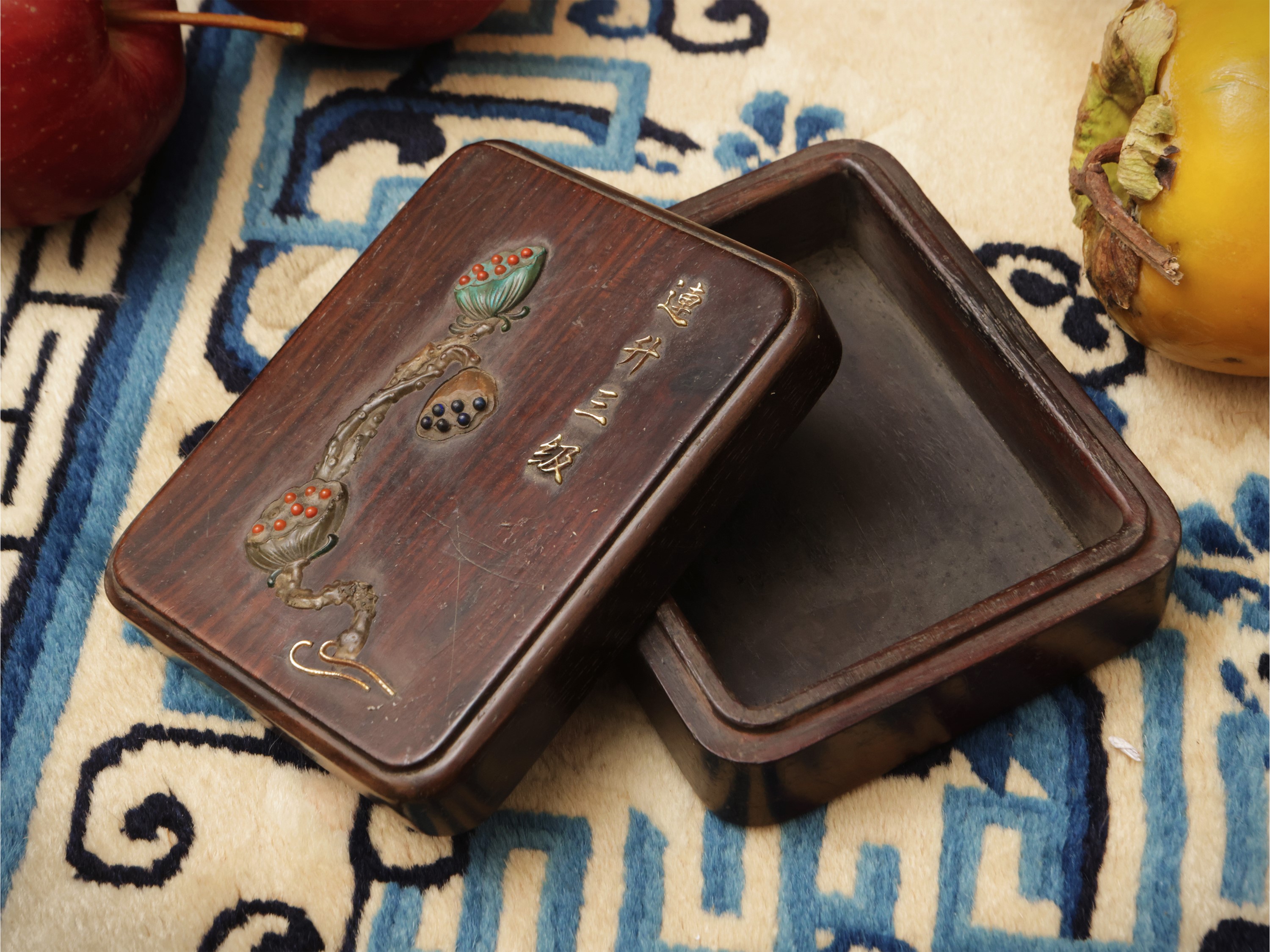 Scatola rettangolare in legno duro, Cina, Dinastia Qing, XIX secolo, decorata con rilievo