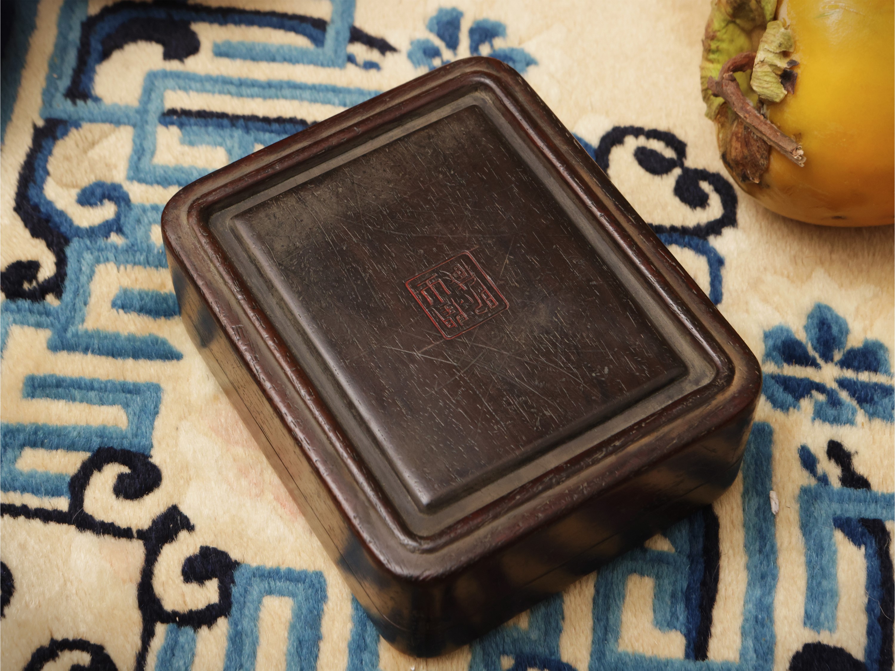 Scatola rettangolare in legno duro, Cina, Dinastia Qing, XIX secolo, decorata con rilievo