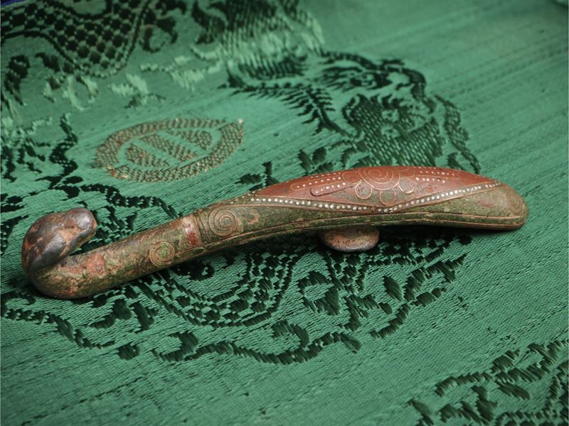 Fibbia da cintura in bronzo con intarsi in rame e argento, Cina, epoca Han (206 a.C. – 220 d.C.)