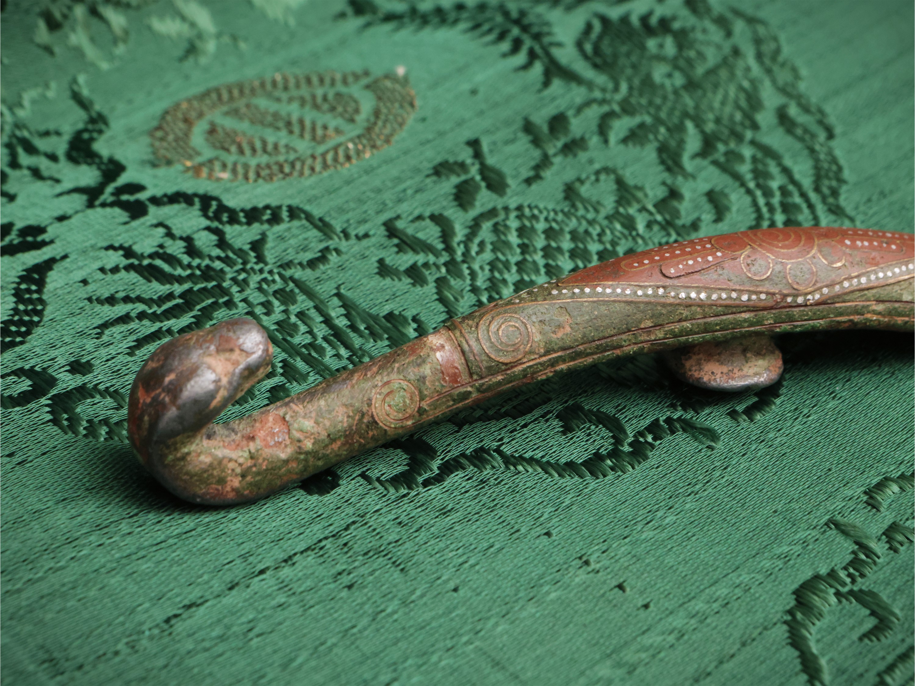 Fibbia da cintura in bronzo con intarsi in rame e argento, Cina, epoca Han (206 a.C. – 220 d.C.)