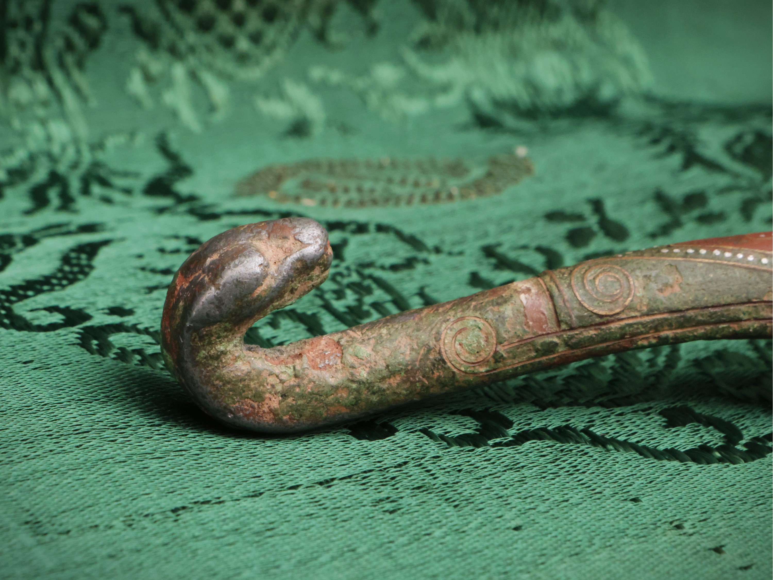 Fibbia da cintura in bronzo con intarsi in rame e argento, Cina, epoca Han (206 a.C. – 220 d.C.)