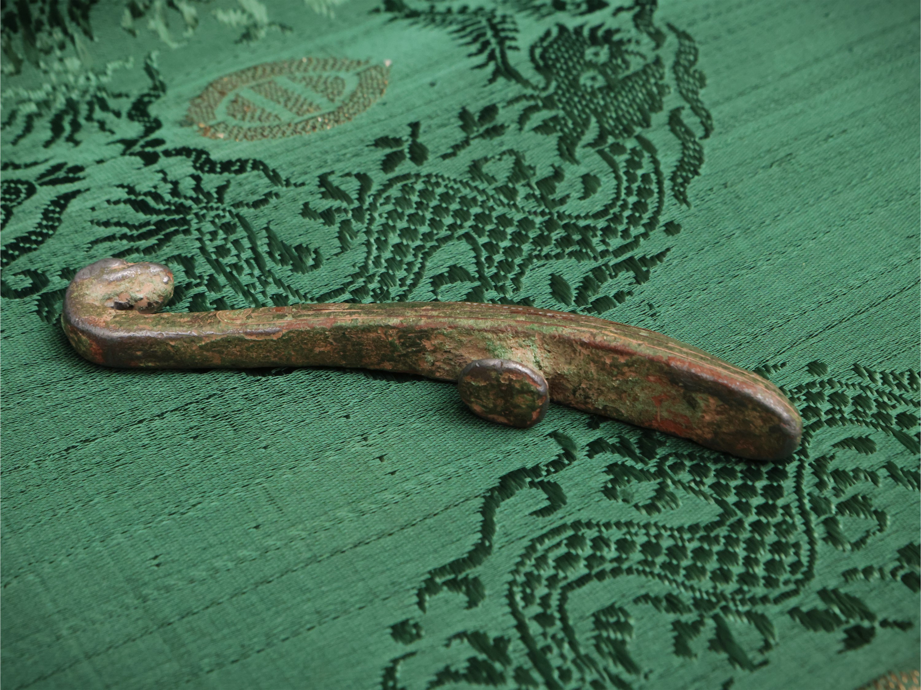 Fibbia da cintura in bronzo con intarsi in rame e argento, Cina, epoca Han (206 a.C. – 220 d.C.)