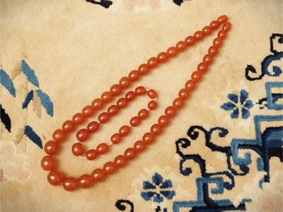 Collana e bracciale in ambra pressata, stile tibetano, sec. XX