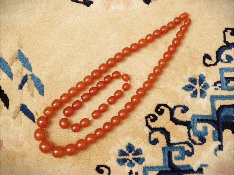 Collana e bracciale in ambra pressata, stile tibetano, sec. XX