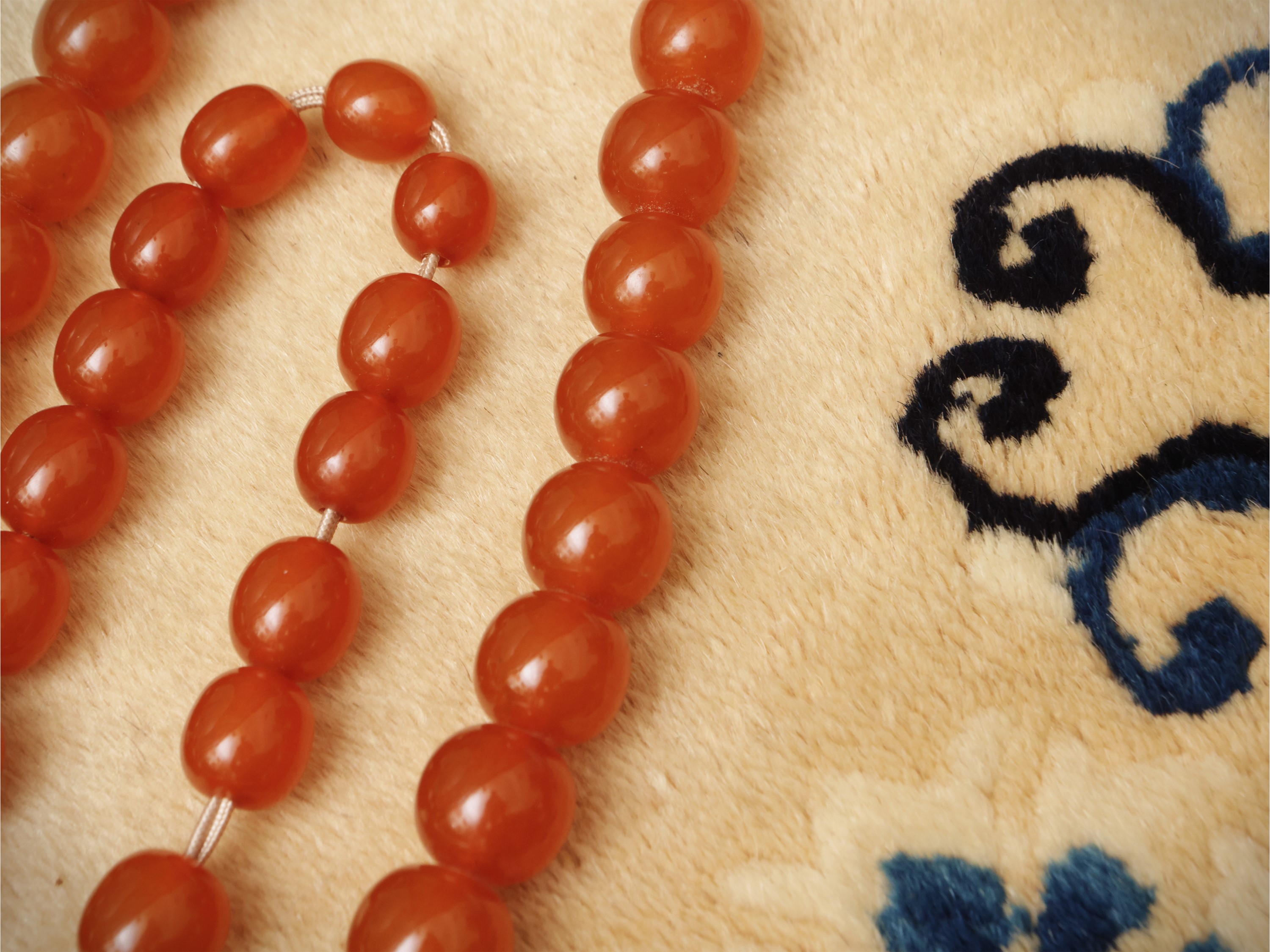 Collana e bracciale in ambra pressata, stile tibetano, sec. XX