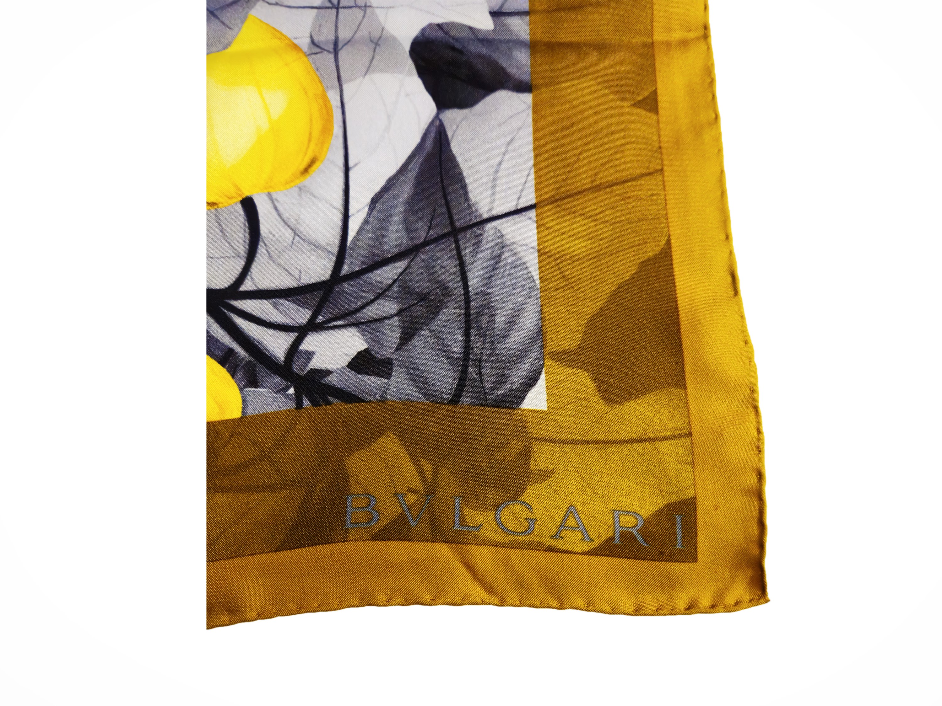 Bulgari, Foulard in seta con motivo vegetale e dettagli in diamante