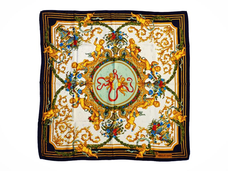 Roberta di Camerino, Foulard in seta con motivo di putti dorati