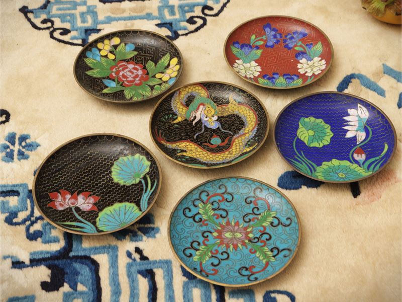 Sei piattini in smalto cloisonné, Cina, sec. XX