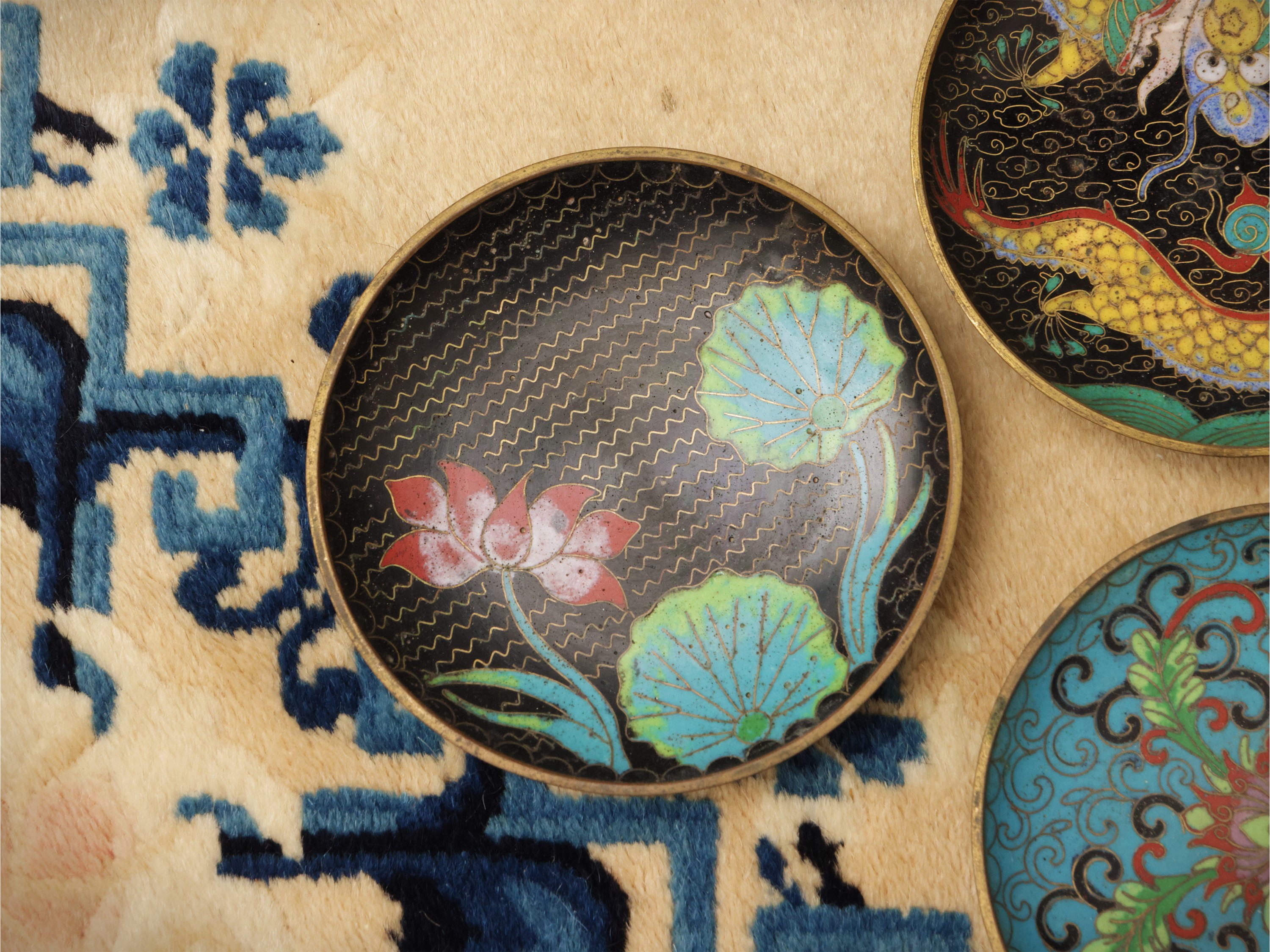 Sei piattini in smalto cloisonné, Cina, sec. XX