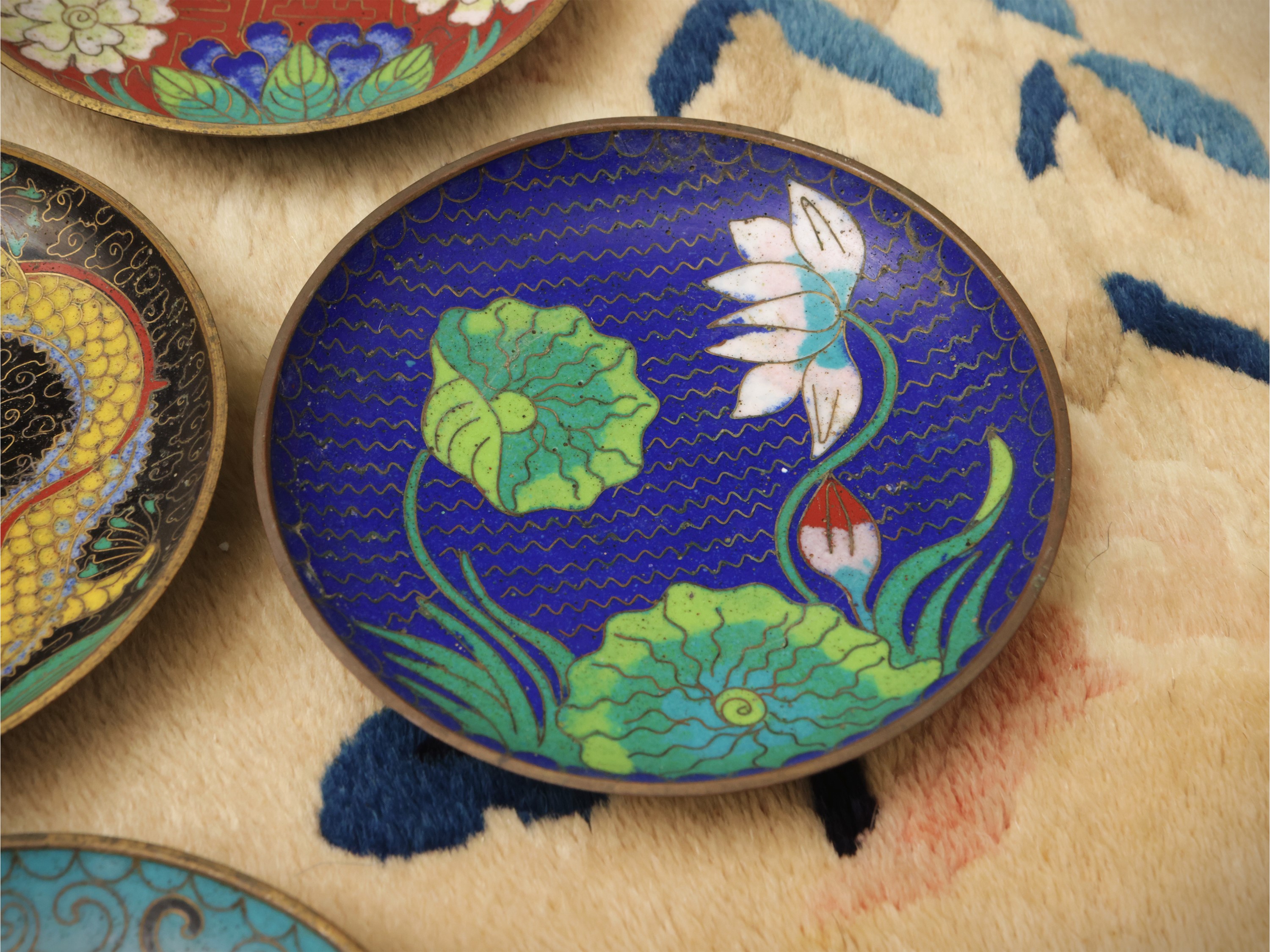 Sei piattini in smalto cloisonné, Cina, sec. XX