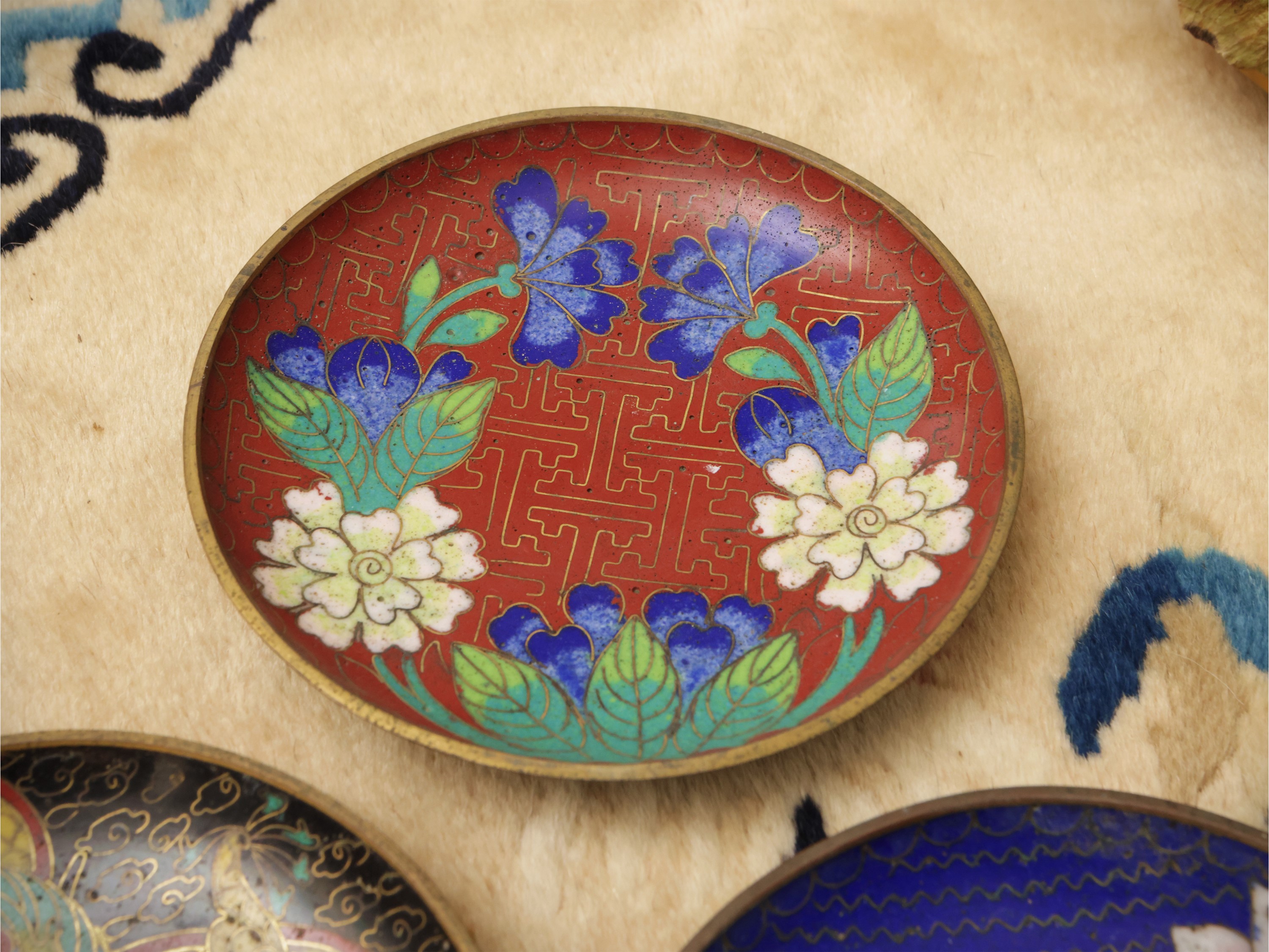 Sei piattini in smalto cloisonné, Cina, sec. XX